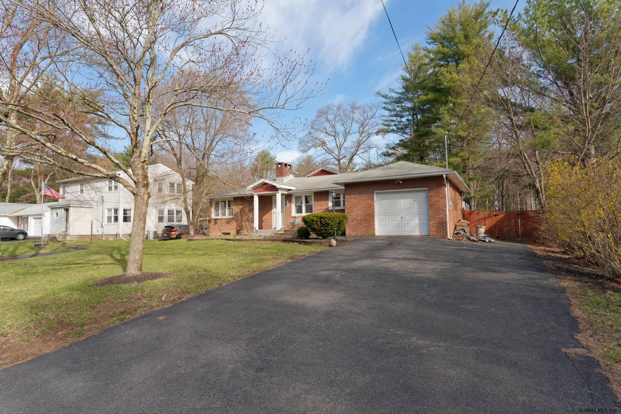 9 NEW SHAKER RD in Albany, NY Listed For 267,500.00 by Craig LeClaire