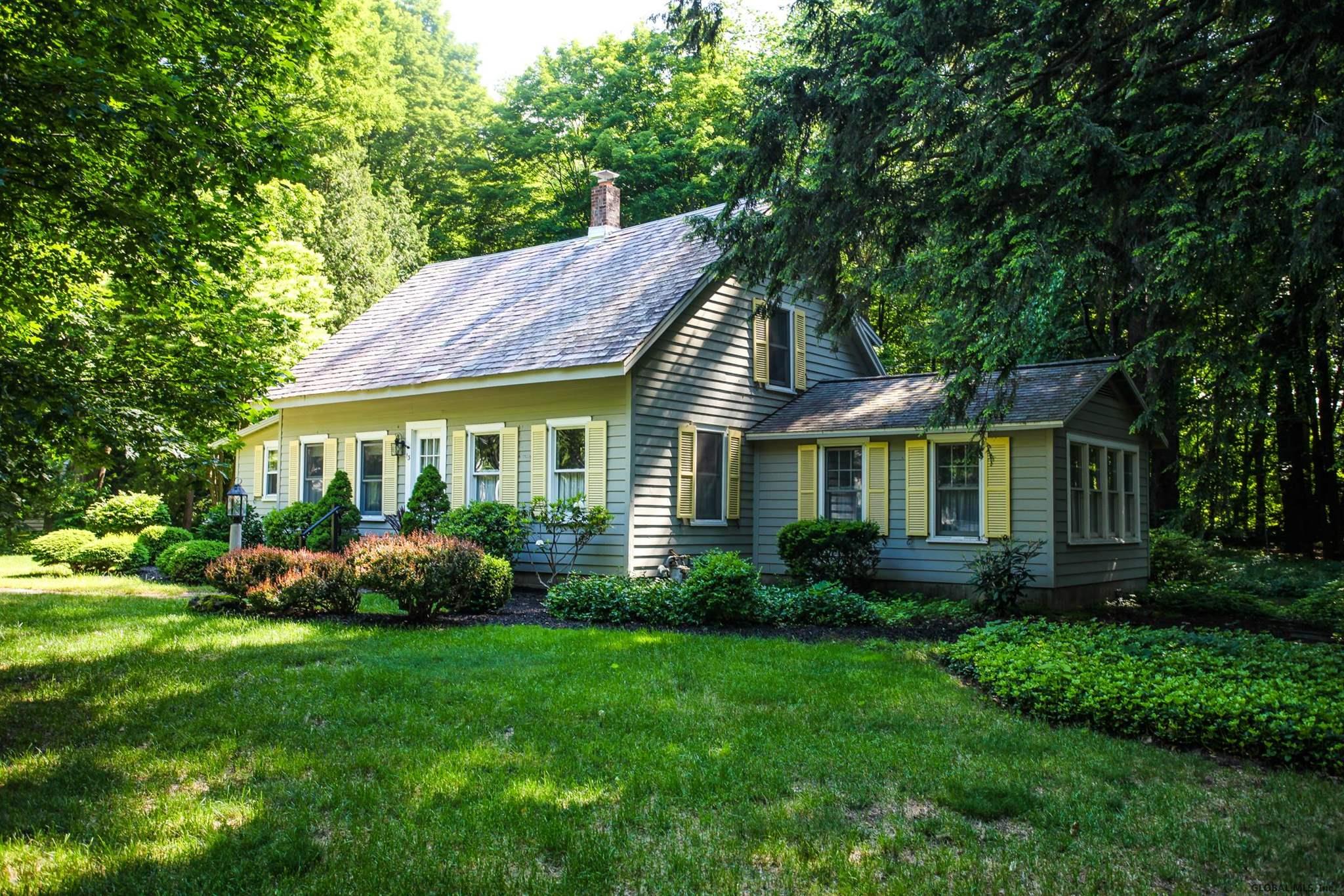 13 LOUGHBERRY RD in Saratoga Springs, NY Listed For 389,900.00 by Kroslak for Howard