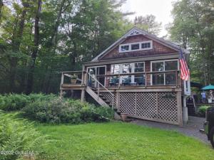 17 Middle Way, Cropseyville, NY 12082