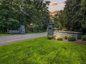 2A TAPROBANE Lane Loudonville, NY 12211