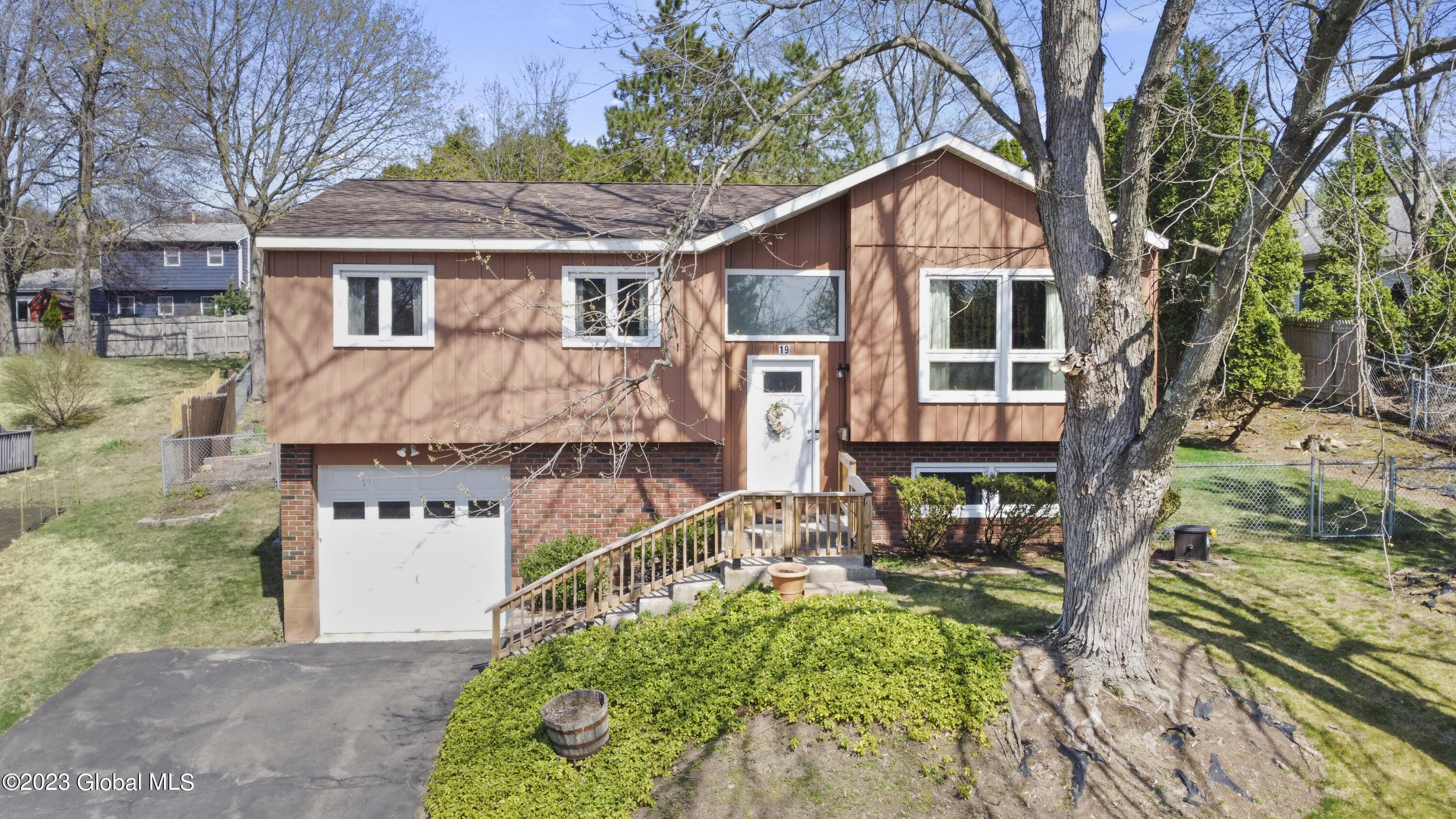 19 Tamarack Lane, East Greenbush, NY Property Listing from DaviesDavies