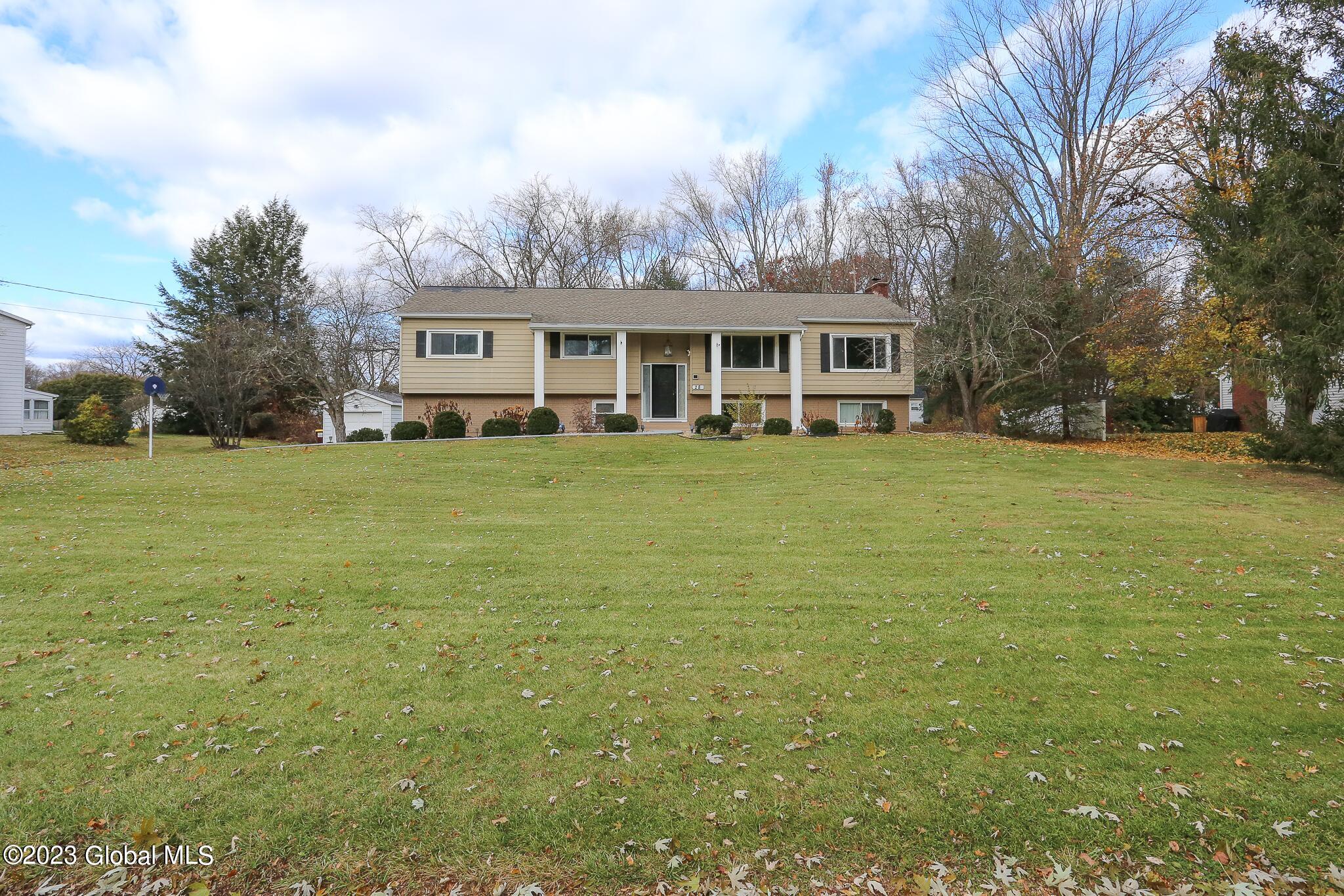 28 Valdepenas Lane, Clifton Park, NY Property Listing from DaviesDavies