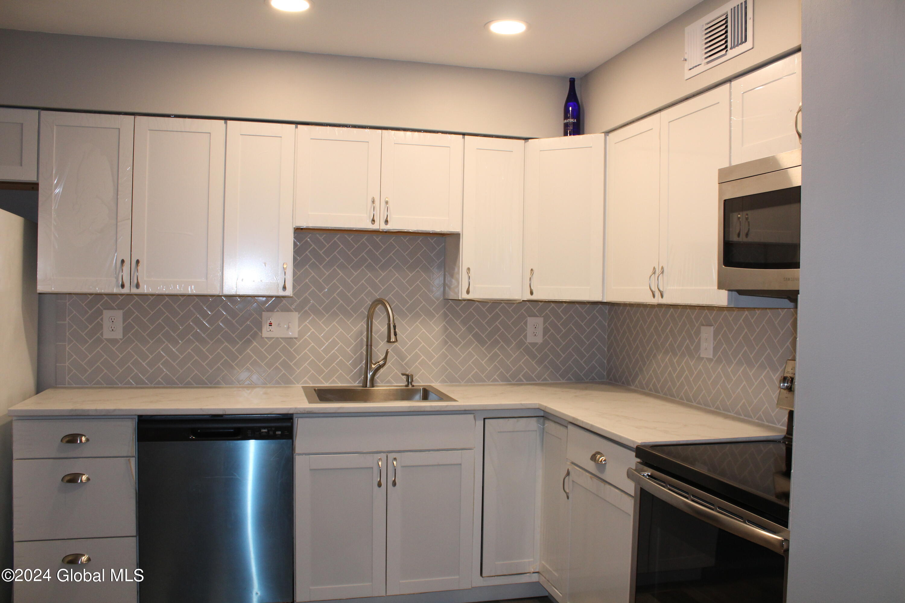 5d Lacosta Drive, Clifton Park, NY Property Listing from DaviesDavies