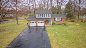 696 Hampshire Seat Niskayuna, NY 12309