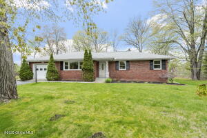 27 Chapel Lane Glenmont, NY 12077