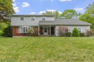 15 OakTree Lane Schenectady, NY 12309