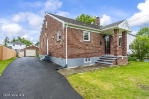 5 Brigadier Street Colonie, NY 12205