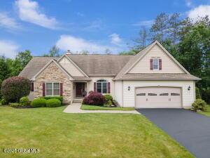 15 Gladstone Circle Halfmoon, NY 12118