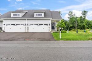 18 Joshua Place Glenmont, NY 12077