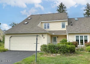 9 Standish Drive Glenmont, NY 12077