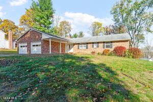 6 Oaktree Lane Schenectady, NY 12309