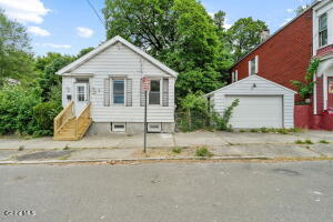 372 9th st Street Troy, NY 12180