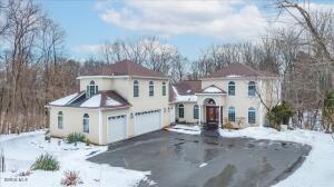 108 Woods Lane Colonie, NY 12204