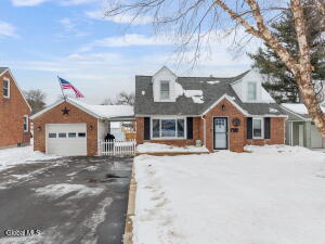 16 Forest Drive Colonie, NY 12205