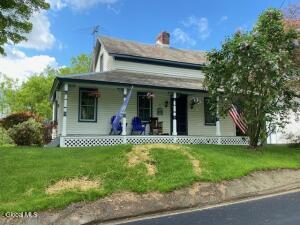 4 Raceville Road Hampton, NY 12837