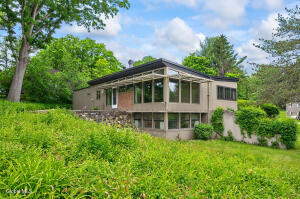 323 Oakridge Drive Schenectady, NY 12306