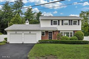 8 Woodland Drive Colonie, NY 12309