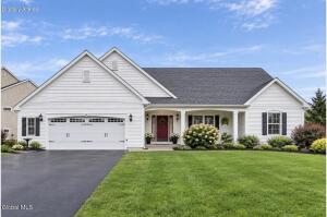 8 Gladstone Circle Halfmoon, NY 12118